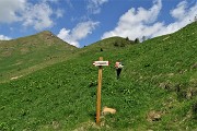 27 Il sent. 428 prosegue diritto a sx per il Passo del Vivione, noi prendiamo a dx per il  Gardena